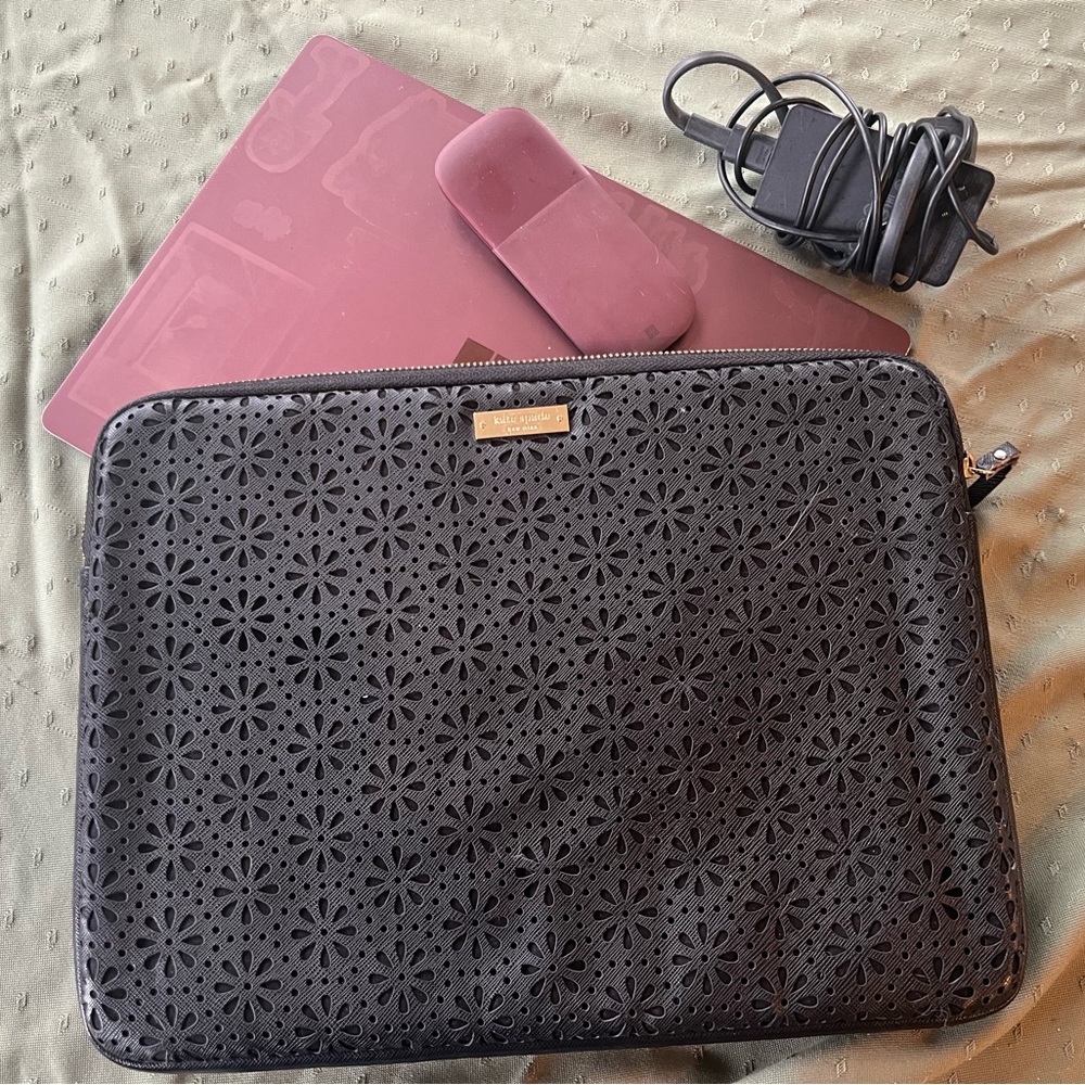 Microsoft Surface Laptop i5 8GB 256GB - Burgundy + mouse and case